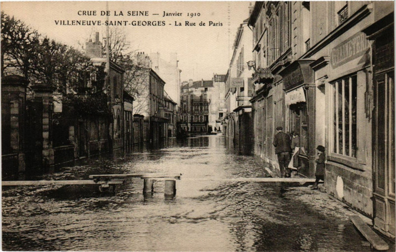 Carte postale ancienne Villeneuve Saint-Georges - La Rue de Paris à Villeneuve-Saint-Georges