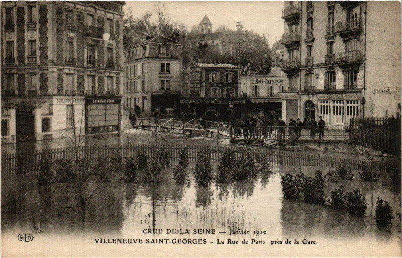 Carte postale ancienne Villeneuve Saint-Georges - La Rue de Paris à Villeneuve-Saint-Georges