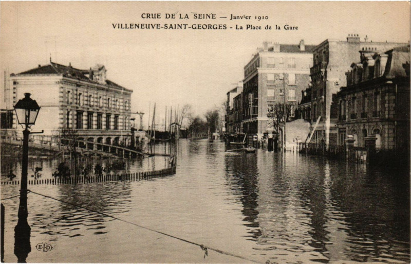 Carte postale ancienne Villeneuve Saint-Georges - La Place de la Gare à Villeneuve-Saint-Georges