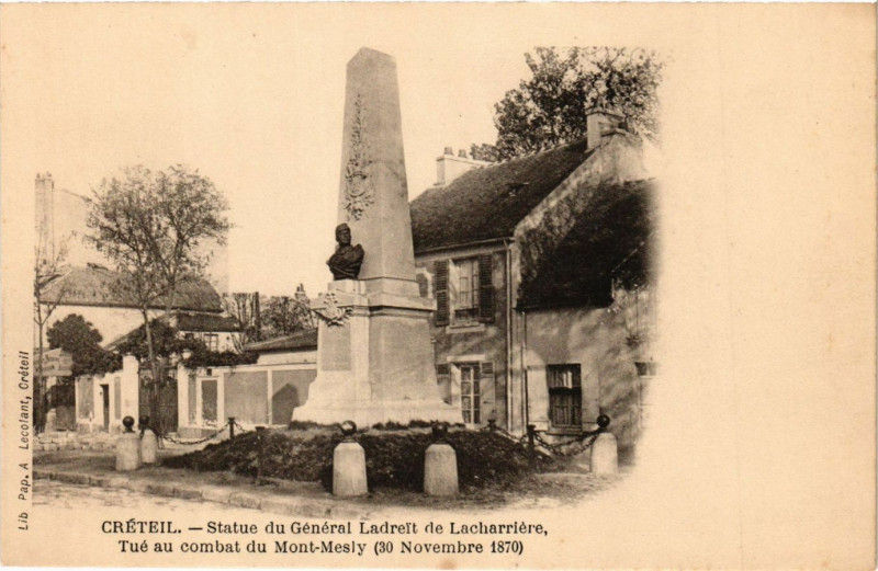 Carte postale ancienne Creteil - Statue du General à Créteil