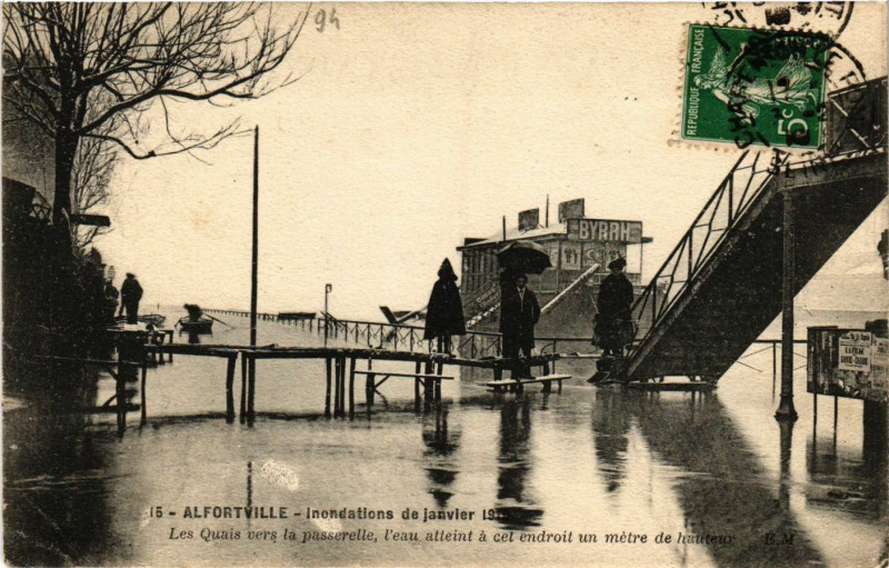 Carte postale ancienne Alfortville - Les Quais vers la passerelle à Alfortville