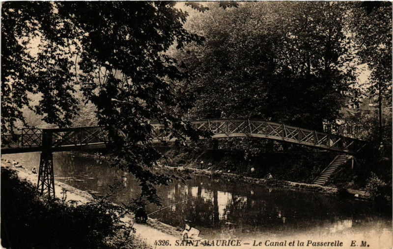 Carte postale ancienne Saint-Maurice - Le Canal et la Passerelle à Saint-Maurice
