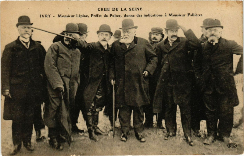 Carte postale ancienne Ivry Crue De La Seine Mr Lepine Prefet De Police Donne Des Indications à Ivry-sur-Seine