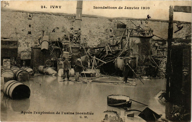 Carte postale ancienne Inondations de Janvier 1910 - Après l'explosion de l'usine incendiée à Ivry-sur-Seine