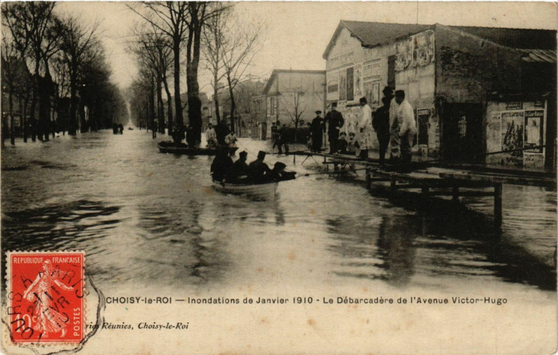 Carte postale ancienne Choisy-Le-Roi - Le Debarcadere de l'Avenue Victor-Hugo à Choisy-le-Roi