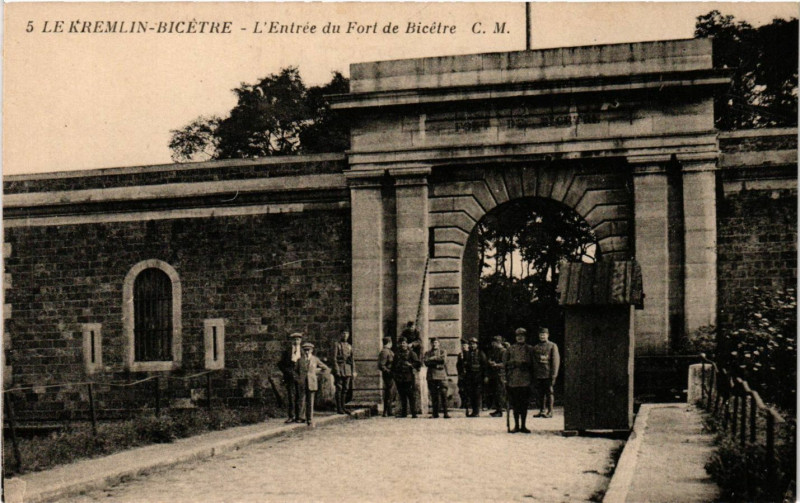 Carte postale ancienne Le Kremlin-Bicetre - L'Entree du Fort de Bicetre au Kremlin-Bicêtre