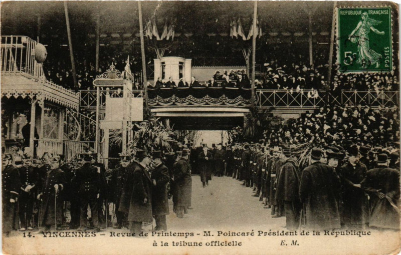 Carte postale ancienne Vincennes Revue de Printemps Tribune officielle à Vincennes