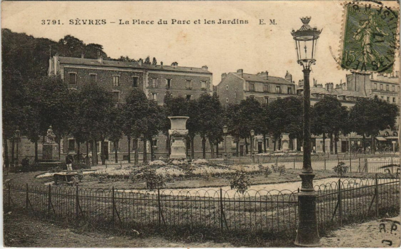 Carte postale ancienne La Place du Parc et les Jardins à Sèvres