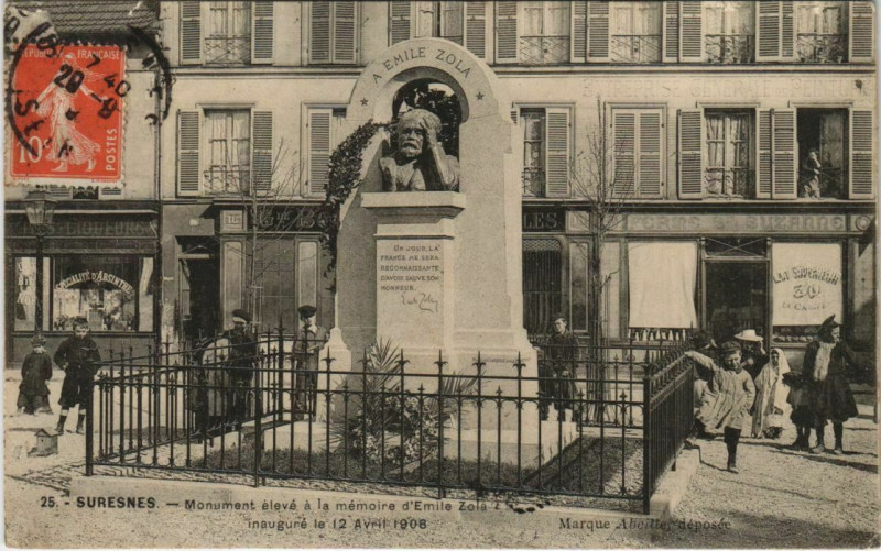 Carte postale ancienne Suresnes Monument élevé a la mamorie à Suresnes