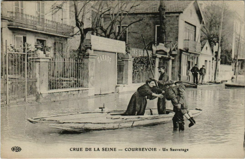 Carte postale ancienne Courbevoie - Un Sauvetage - Crue de la Seine à Courbevoie