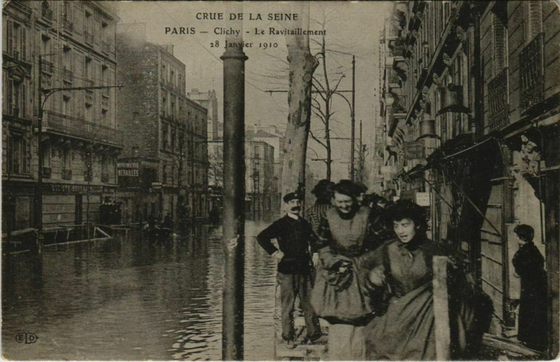 Carte postale ancienne Crue de la Seine - Le Ravitaillement à Clichy