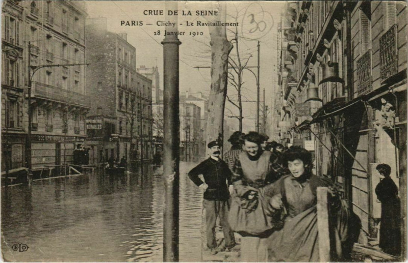 Carte postale ancienne Crue de la Seine - Le Ravitaillement à Clichy
