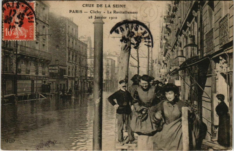 Carte postale ancienne Crue de la Seine - Le Ravitaillement à Clichy