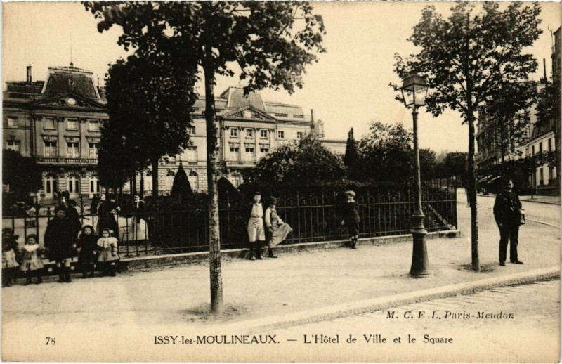 Carte postale ancienne Issy-les-Moulineaux - L'Hotel de Ville et le Square à Issy-les-Moulineaux