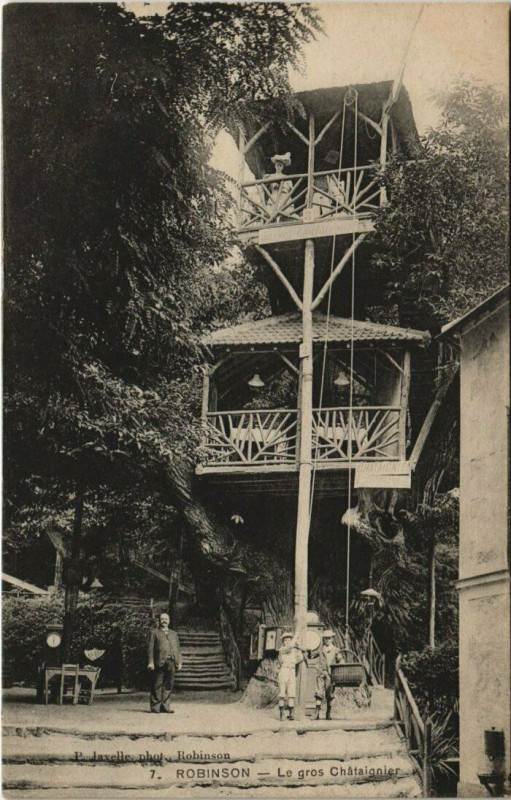 Carte postale ancienne Le Plessis-Robinson Le Gros Chataignier au Plessis-Robinson