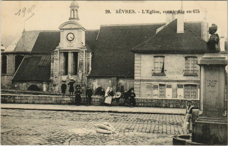Carte postale ancienne Sevres - L'Eglise construite en 675 à Sèvres