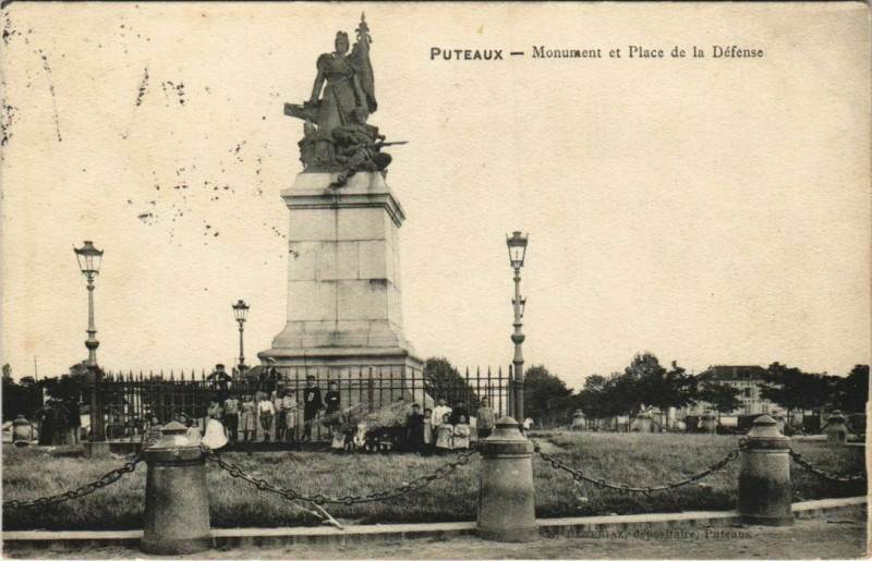 Carte postale ancienne Puteaux - Monument et Place de la Défense à Puteaux