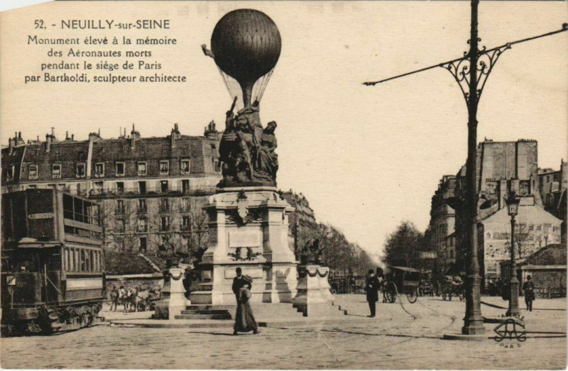 Carte postale ancienne Monument élevé à la mémoire des Aéronautes morts perdant le siège de Paris à Paris 17e