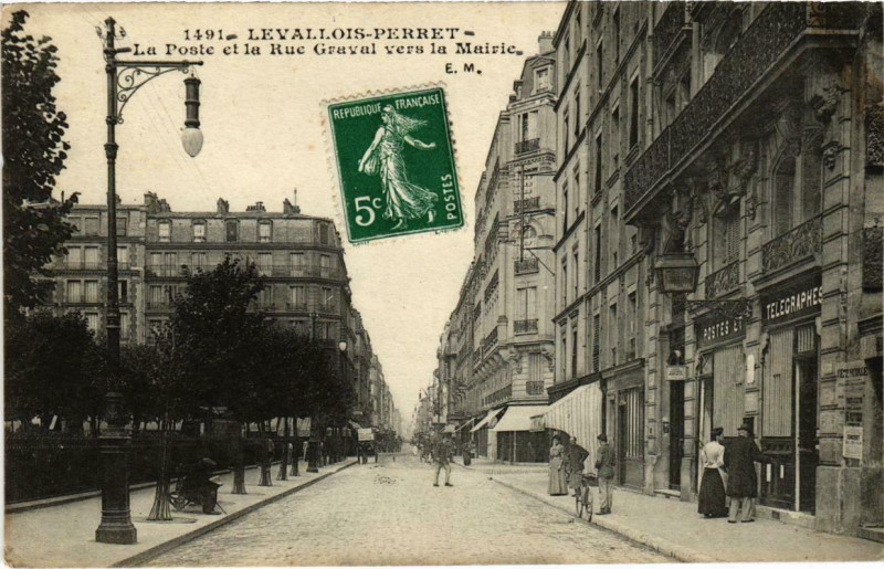 Carte postale ancienne Levallois-Perret (Dep.92) La Poste et la rue Graval vers a Mairie à Levallois-Perret