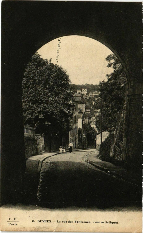 Carte postale ancienne Haute-de-Seine Sevres La rue des Fontaines à Sèvres