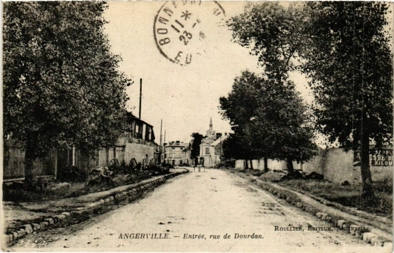 Carte postale ancienne Essonne Angerville Entrée rue de Dourdan