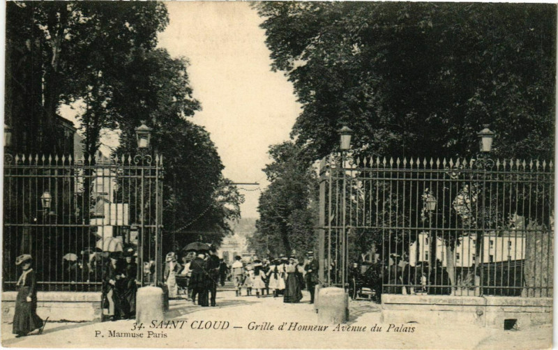 Carte postale ancienne Saint-Cloud Grille d'Honneur Avenue du Palais à Saint-Cloud