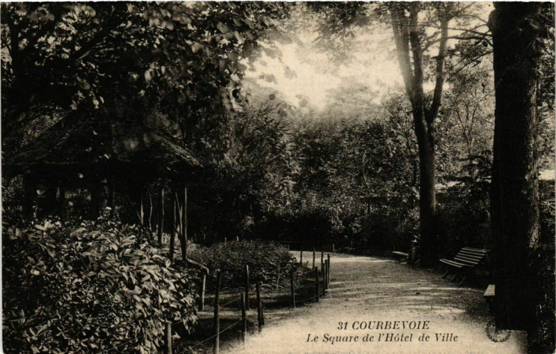 Carte postale ancienne Courbevoie Le Square de l'Hotel de Ville à Courbevoie