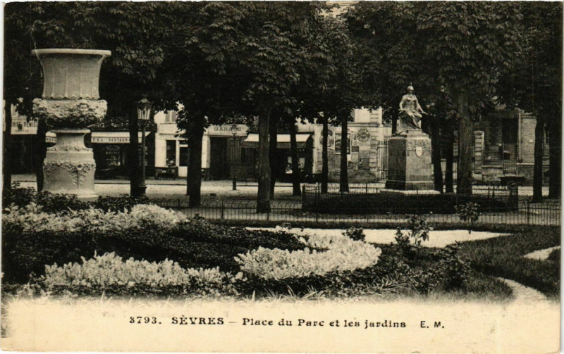 Carte postale ancienne Sevres Place du Parc el les jardins statue à Sèvres