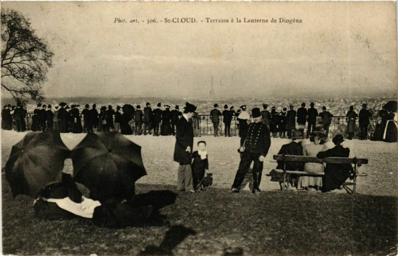 Carte postale ancienne Saint-Cloud Terrasse a la Lanterne de Diogéne à Saint-Cloud