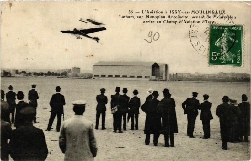 Carte postale ancienne Aviation a Issy-les-Moulineaux Latham sur Monoplan Antoinette à Issy-les-Moulineaux