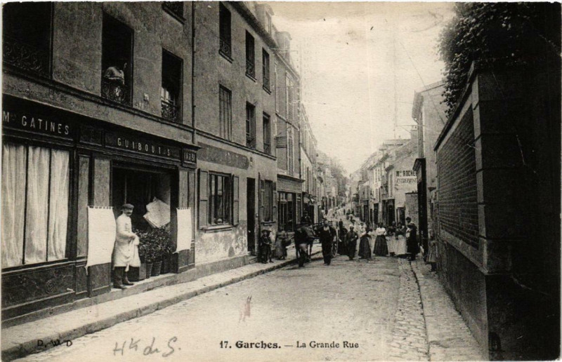 Carte postale ancienne Garches La Grande Rue à Garches
