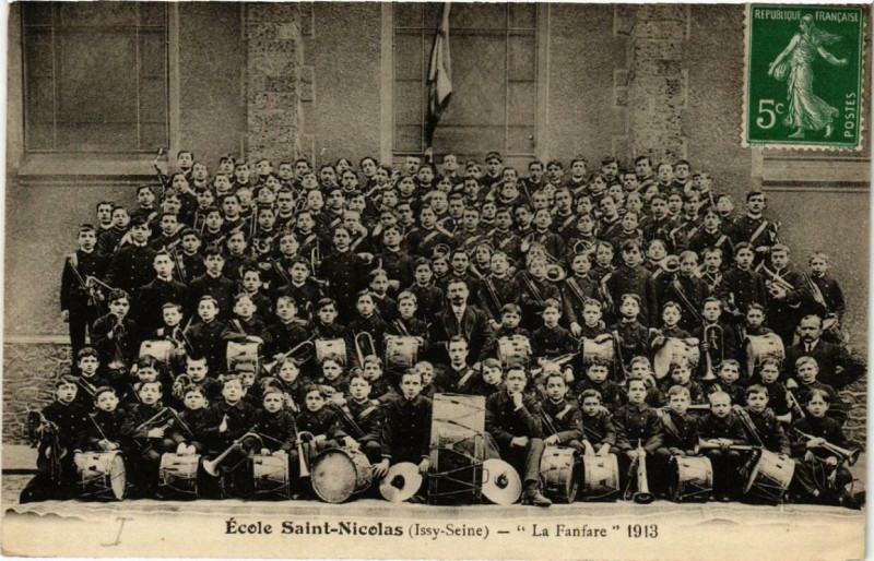 Carte postale ancienne Ecole Saint=Nicolas. Issy-Seine La Fanfare 1913