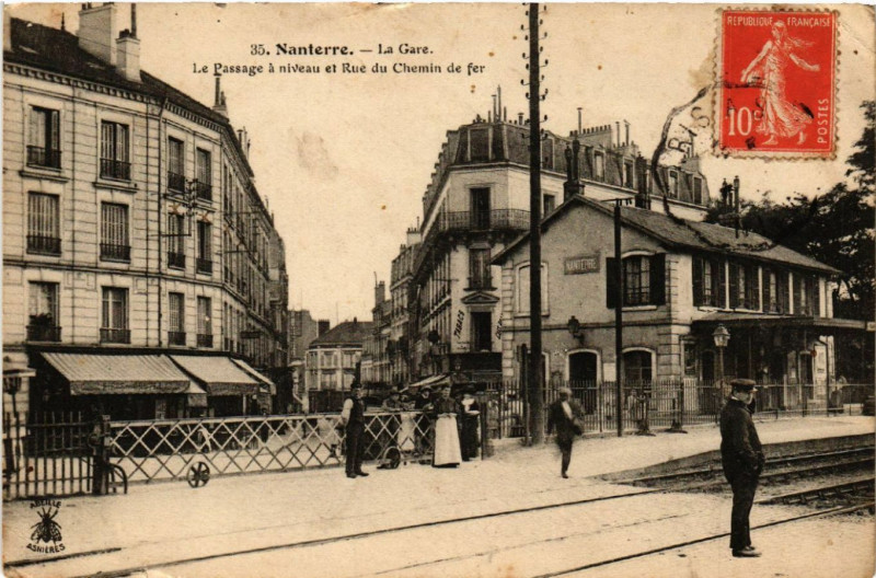 Carte postale ancienne Nanterre - La Gare - Le Passage á niveau et Rue du Chemin de fer à Nanterre