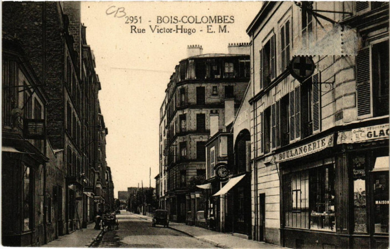 Carte postale ancienne Bois-Colombes - Rue Victor-Hugo à Bois-Colombes