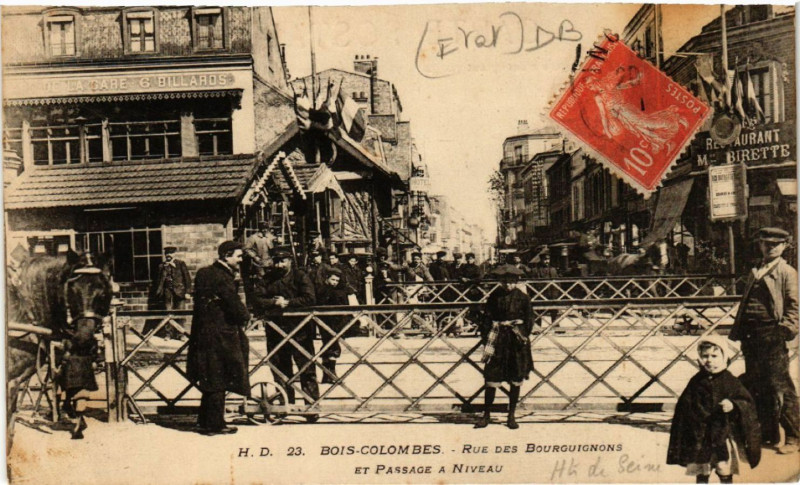Carte postale ancienne Bois-Colombes - Rue des Bourguignons et Passage a Niveau à Bois-Colombes