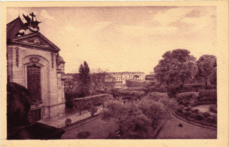 Carte postale ancienne Séminaire Saint-Sulpice - Issy - Un coin du parterre et vue...