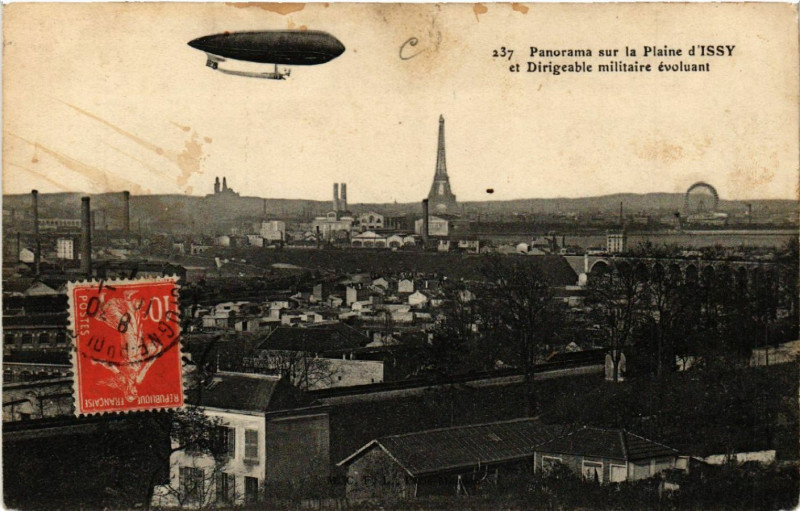 Carte postale ancienne Panorama sur la plaine d'Issy et Dirigeable militaire évoluant
