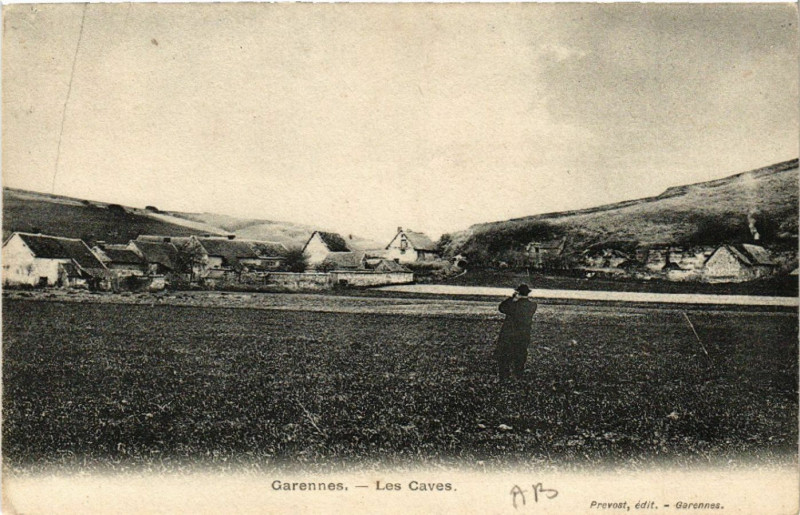 Carte postale ancienne Garennes - Les Caves