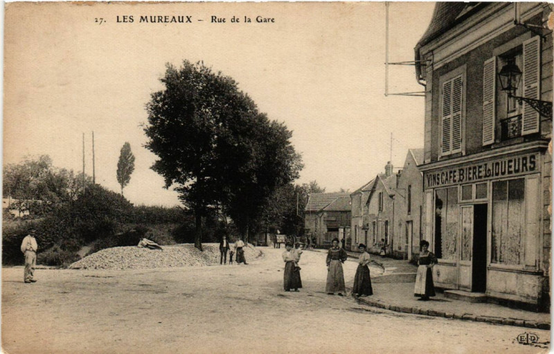 Carte postale ancienne Les Mureaux - Rue de la Gare