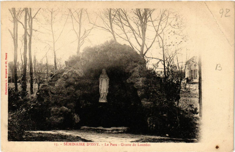 Carte postale ancienne Séminaire d'Issy - Le Parc - Grotte de Lourdes