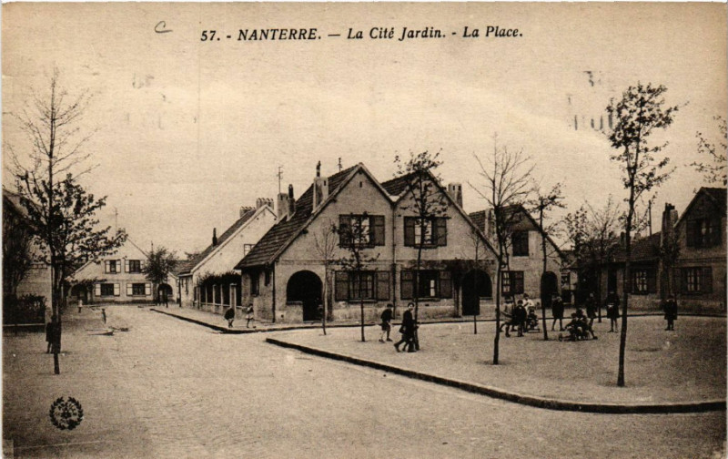 Carte postale ancienne Nanterre - La Cité Jardin - La Place à Nanterre