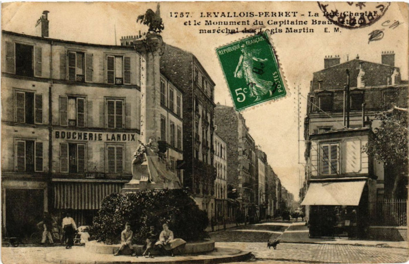 Carte postale ancienne Levallois-Perret - La Rue Chaptal et le Monument du Capitaine ... à Levallois-Perret