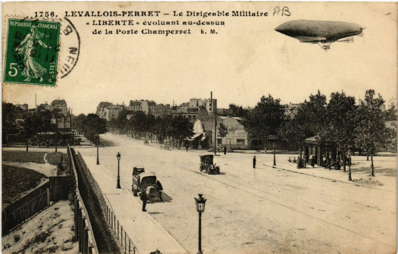 Carte postale ancienne Levallois-Perret -  Le Dirigenble Militaire Liberte  évoluant à Levallois-Perret