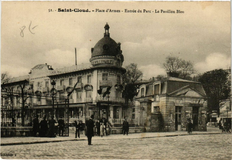 Carte postale ancienne Saint-Cloud - Place d'Armes - Entrée du Parc- Le Pavillon Bleu à Saint-Cloud