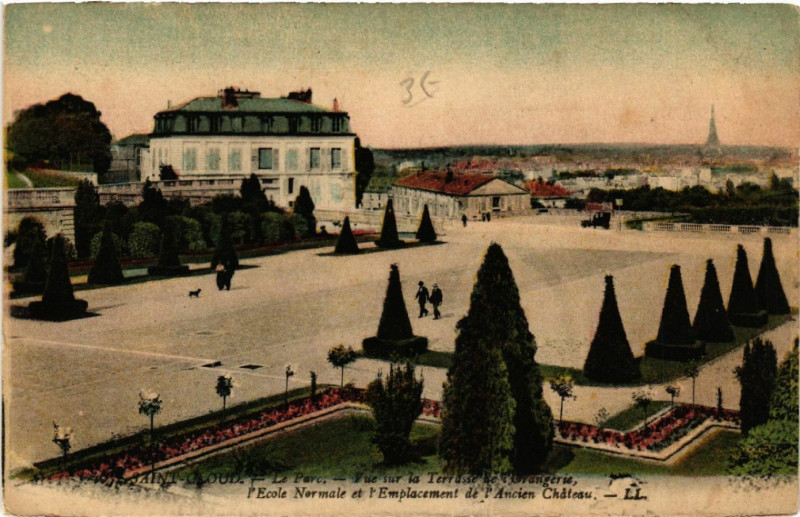 Carte postale ancienne Saint-Cloud - Le Parc - Vue sur la Terrasse le Tutangerie,l'Ecole à Saint-Cloud