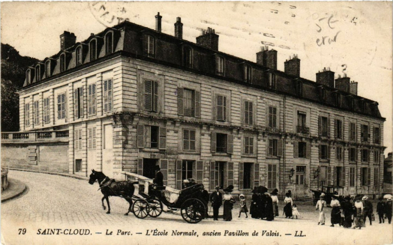 Carte postale ancienne Saint-Cloud - Le Parc - L'Ecole Normale, ancien Pavillon de Valois à Saint-Cloud