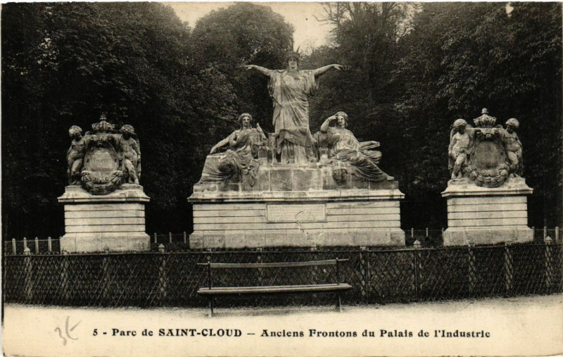 Carte postale ancienne Parc de Saint-Cloud - Anciens Frontons du Palais de l'Industrie à Saint-Cloud