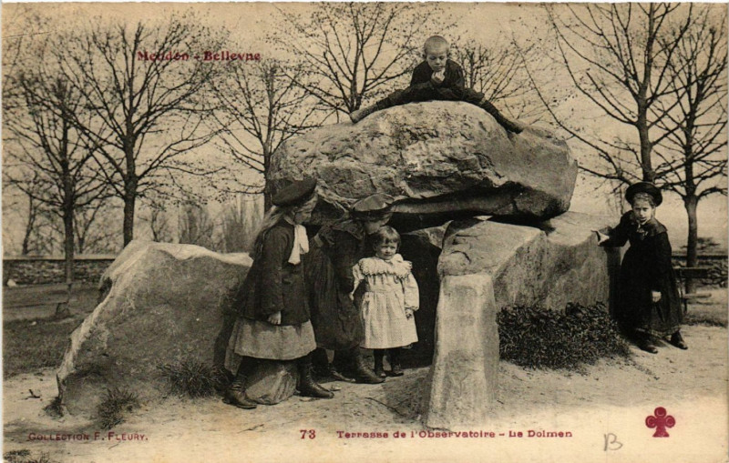 Carte postale ancienne Terrasse de l'Observatoire - Le Dolmen à Meudon