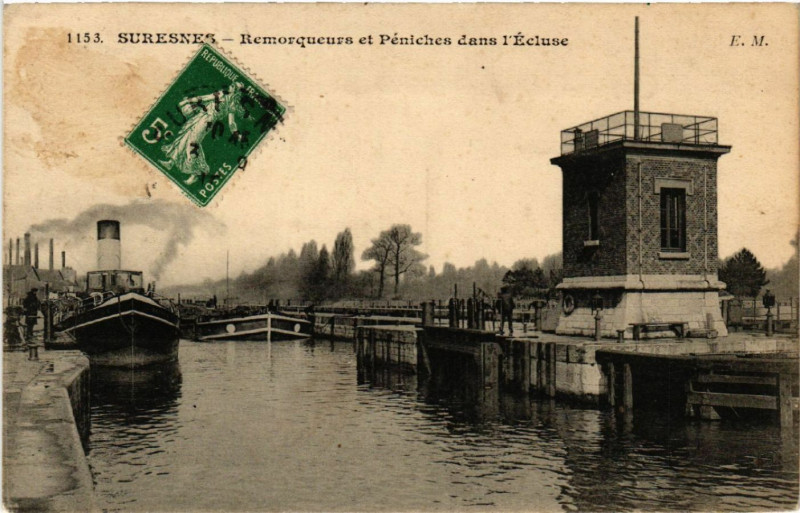 Carte postale ancienne Suresnes - Remorcueurs et Péniches dans l'Ecluse à Suresnes