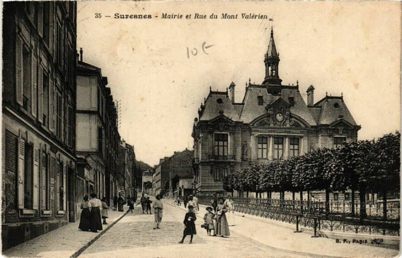 Carte postale ancienne Suresnes - Mairie et Rue du Mont Valérien à Suresnes